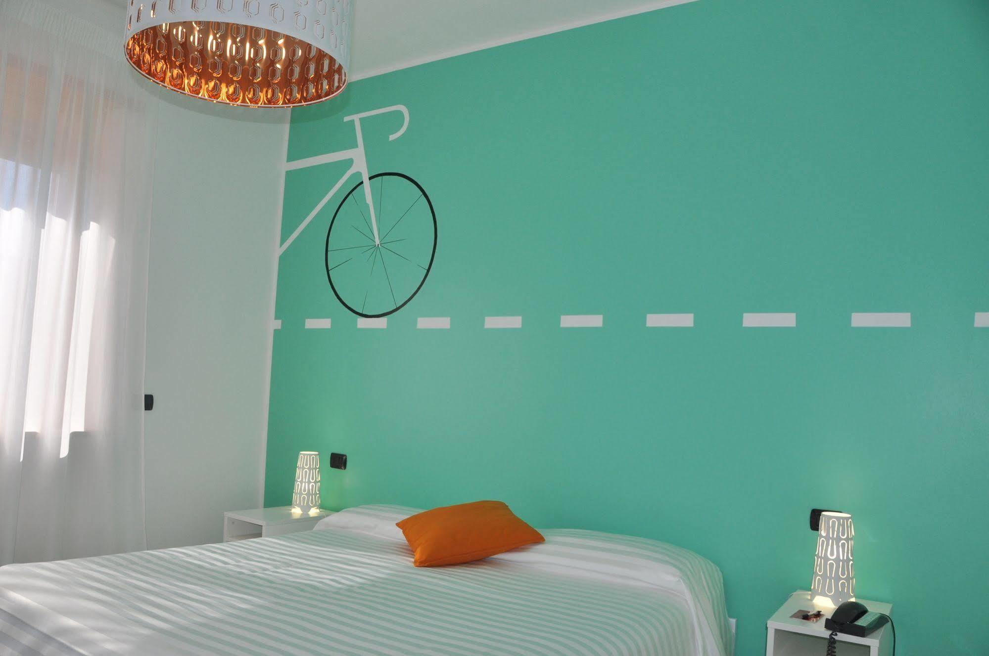 Lo Scoiattolo Piedmont Bike Hotel Pralormo Exterior foto